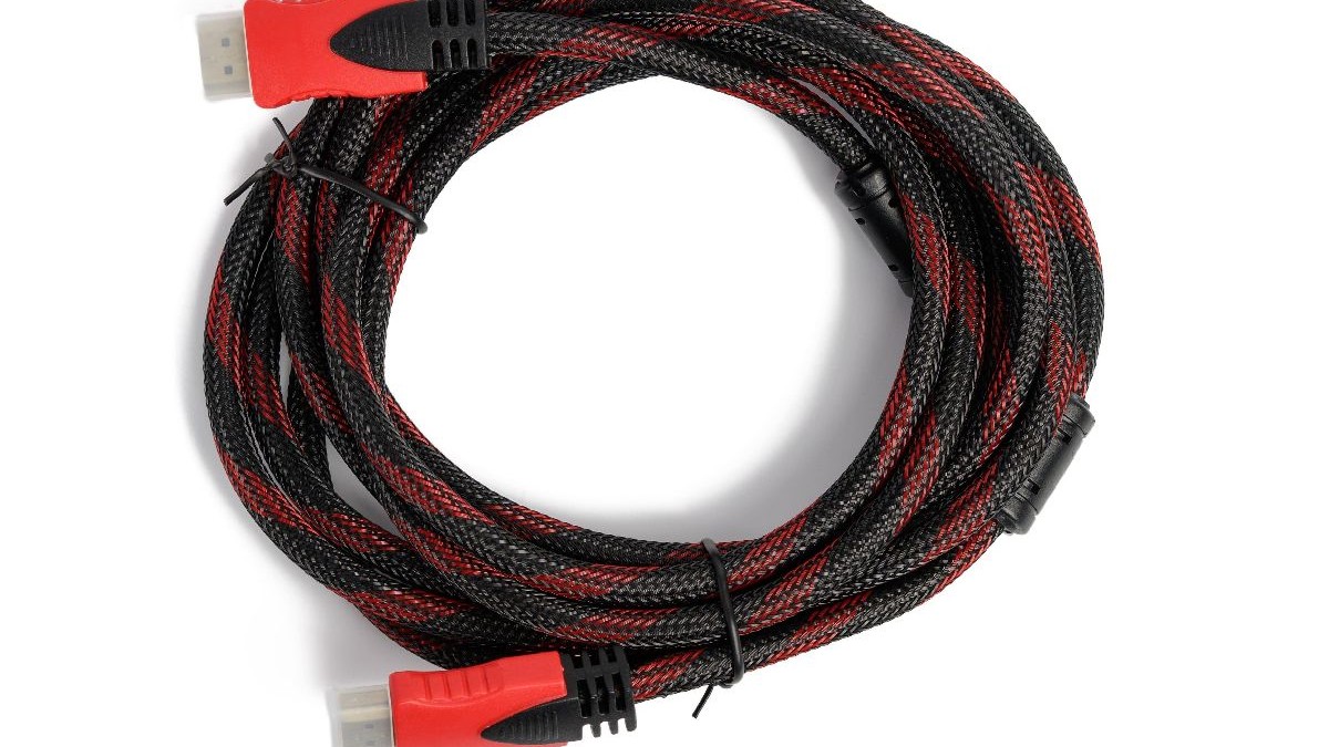 Cablu HDMI, roșu cu negru.