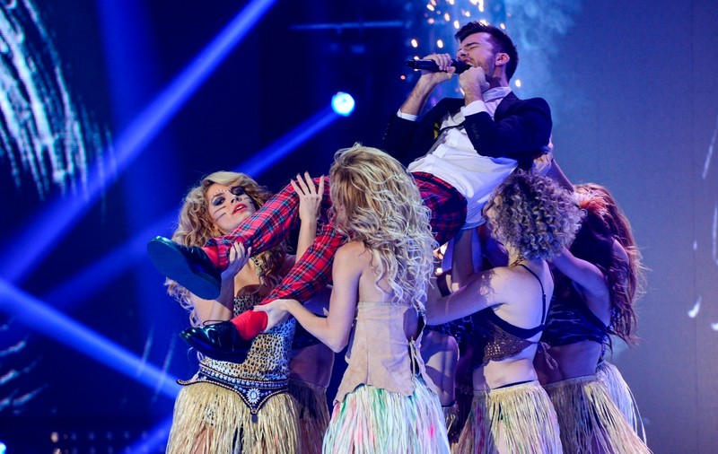 Florin Ristei, purtat pe braţe de opt fete la "X Factor”