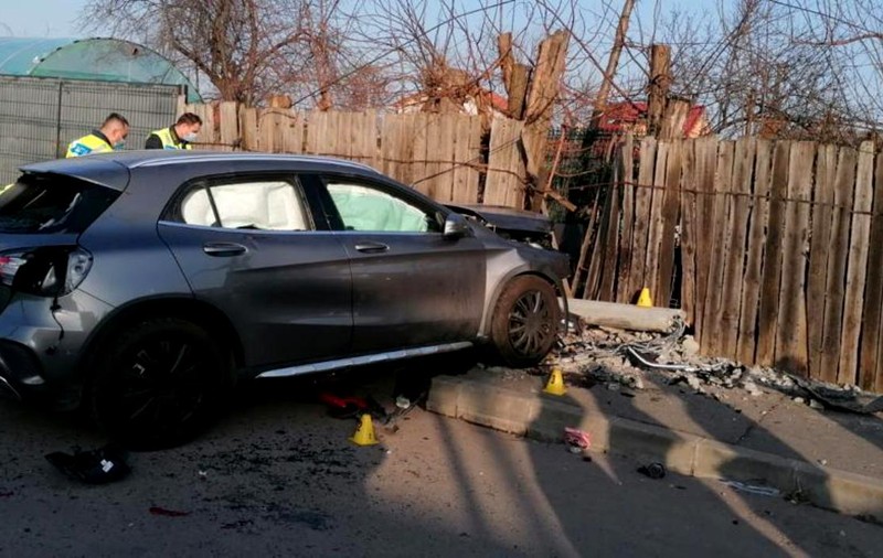 Șoferița care a lovit mortal două fete pe trotuar spune că a încurcat pedalele. Femeia va fi cercetată în libertate