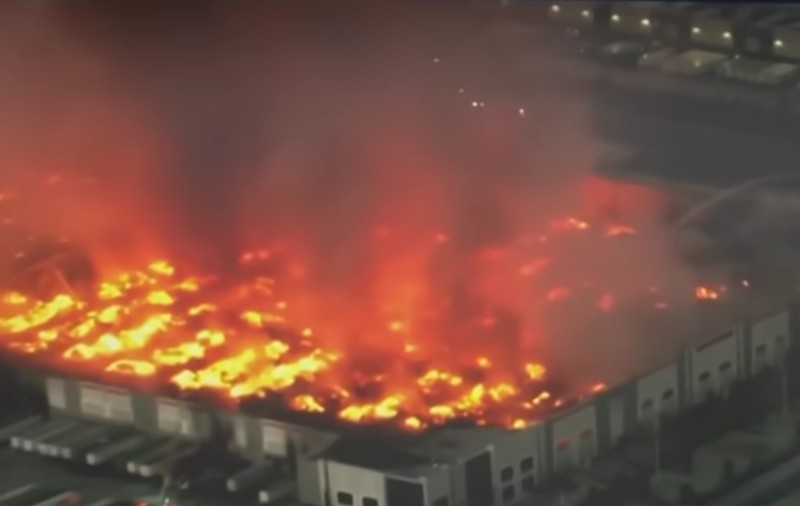 Momentul în care un bărbat se filmează dând foc unui depozit de hârtie igienică de peste 110.000 de metri pătrați: „Trebuia să ne plătiți”