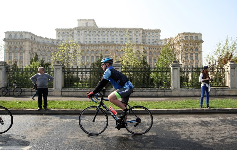 Olandezii și traficul inteligent din România. Sau cum să mergi cu bicicleta și mașina electrică, dacă ai pe unde