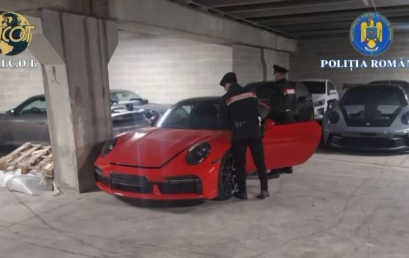 Porsche, Audi și BMW-uri de 1,7 milioane de euro, găsite într-un garaj din Italia. Mașinile erau luate în leasing cu acte false