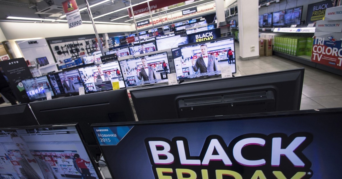 Ce vor românii să cumpere de Black Friday: electrocasnice mici, televizoare și telefoane, potrivit unui studiu Kantar Milward Brown. Magazin de electronice cu oferte de Black Friday și televizoare în prim-plan