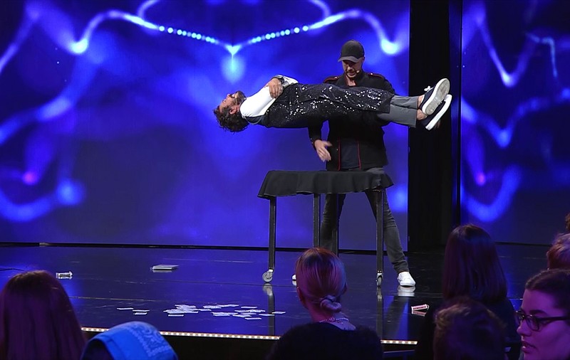Moment de magie la „Stand-Up Revolution”, sezonul 2. Costel levitează: „Îmi dau seama că e truc, dar tot m-a impresionat”