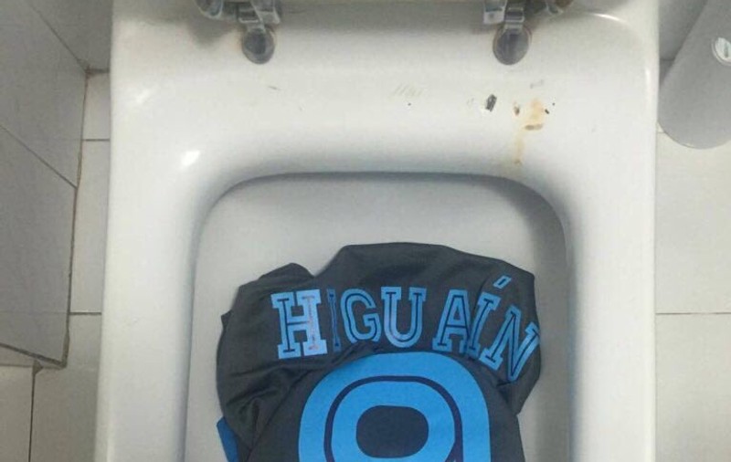 Italia. Război civil, pe rețelele de socializare! Tricoul lui Higuain, aruncat în WC! VIDEO