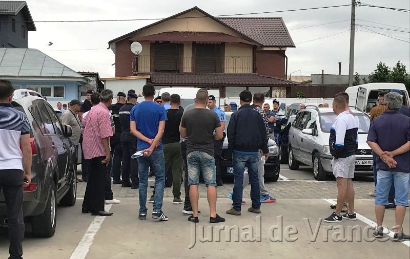 Bătaie cu săbii, duminică dimineață, în târgul auto din Focșani. Jandarmii au confiscat un portbagaj plin cu arme albe