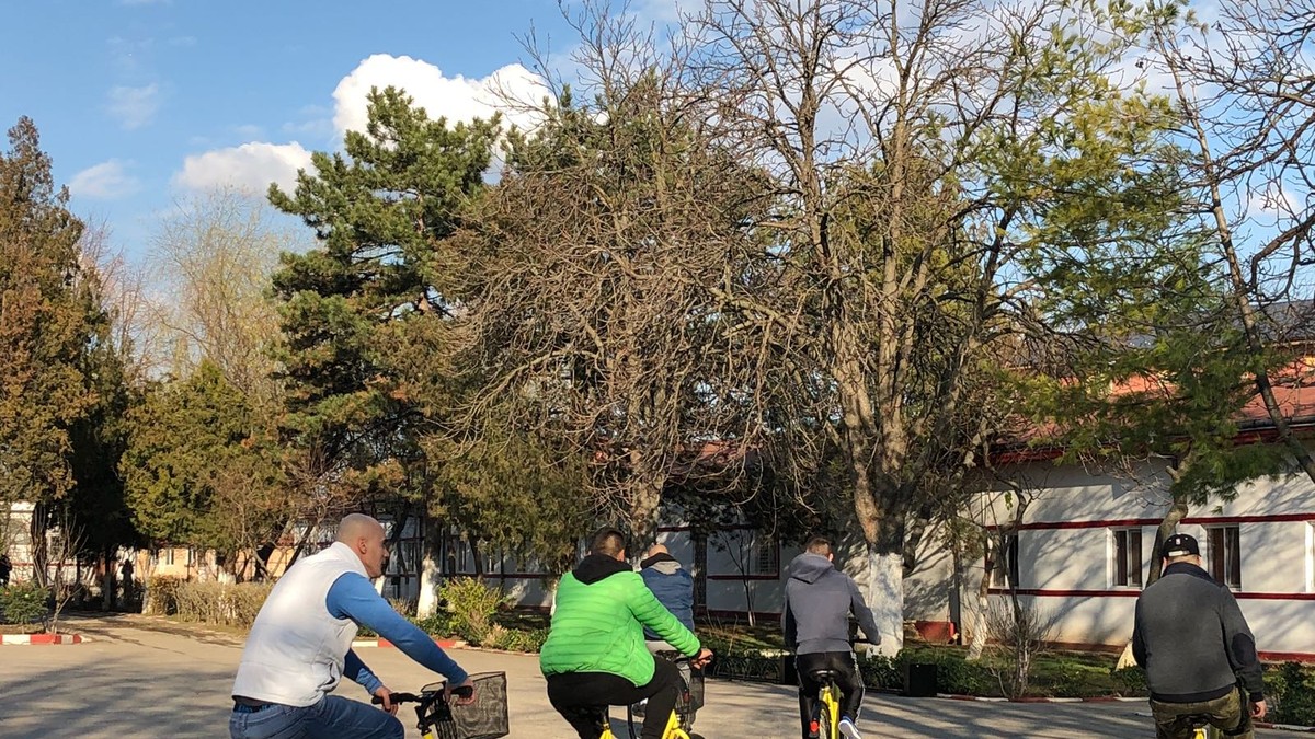 Deținuții încarcerați la ”Jilava” au ocazia să evadeze din curțile de plimbare! Și asta pentru că, începând de azi, vor pedala pe două roți. Printre pușcăriașii aflați în penitenciarul de la marginea Capitalei sunt și vedete! Astfel, Cristi Borcea și Victor Becali se vor plimba cu bicicleta în pușcărie. Dar nu singuri, ci cu gardienii pe urme.
