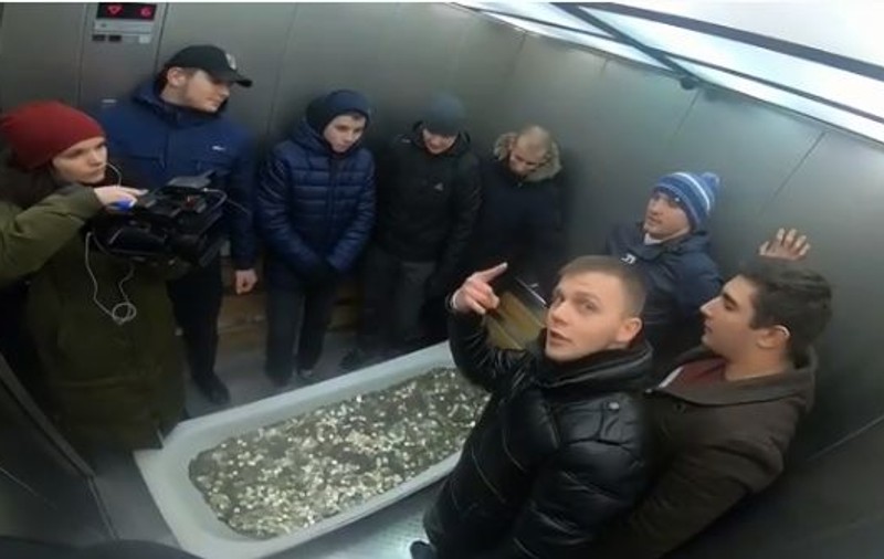 Un iPhone XS a fost cumpărat cu... o cadă plină de monede, în Rusia. Imagini inedite