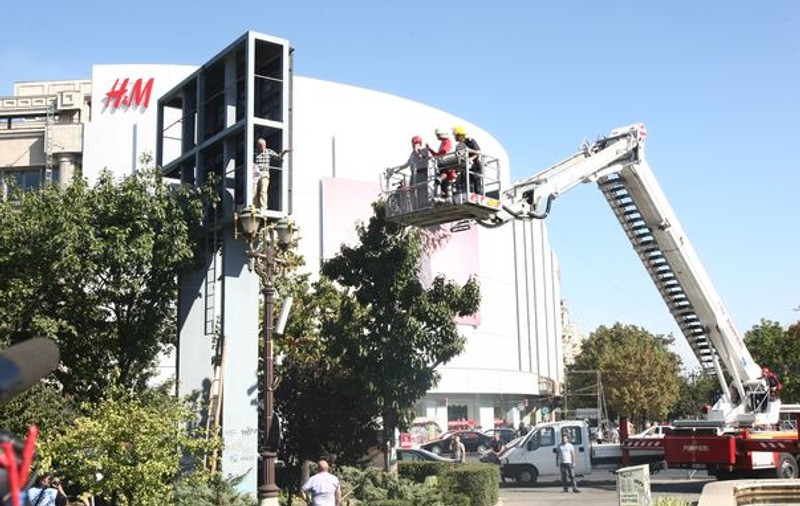 Un bărbat a protestat în Piața Unirii din Capitală împotriva unei bănci