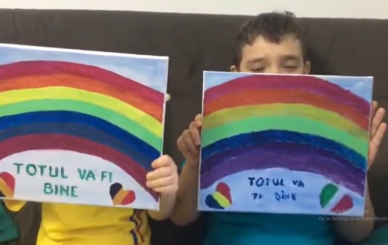 Doi copii din Ploiești transmit mesaje video impresionante pentru a convinge oamenii să stea în casă. ”De ce oare nu vă pasă și de tinerețea noastră?”