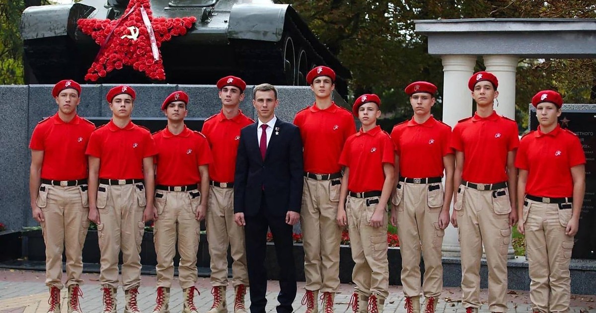 Vladislav Golovin, în centrul imaginii, considerat un criminal de război, alături de adolescenți pe care-i instruiește cum să fie „patrioți” Foto: Profimedia