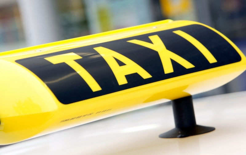 Taximetrist jefuit de bani şi maşină 