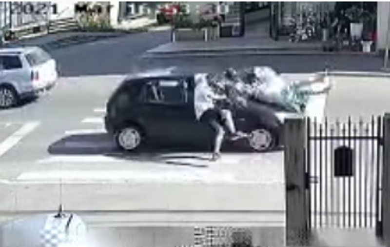 Trei persoane, lovite pe trecerea de pietoni, în Borșa. Momentul șocant, surprins de camere