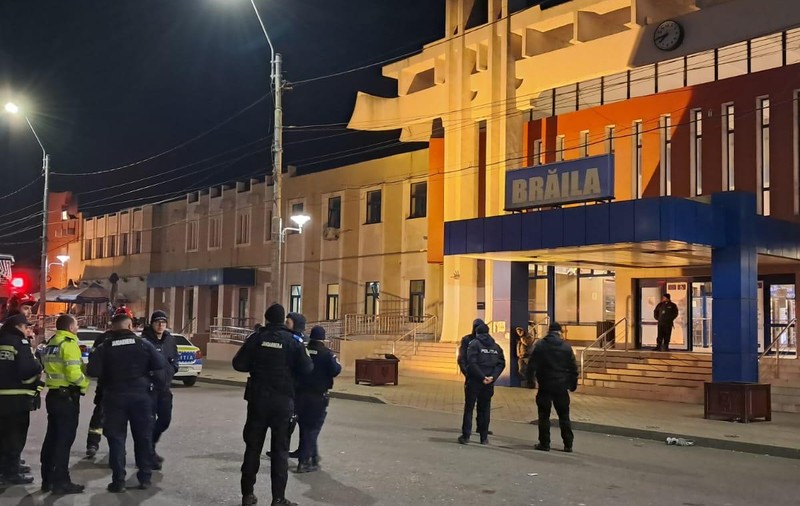 Un bărbat s-a urcat desculț pe gara din Brăila și a amenințat că se sinucide. A fost coborât după ce i s-a făcut frig la picioare