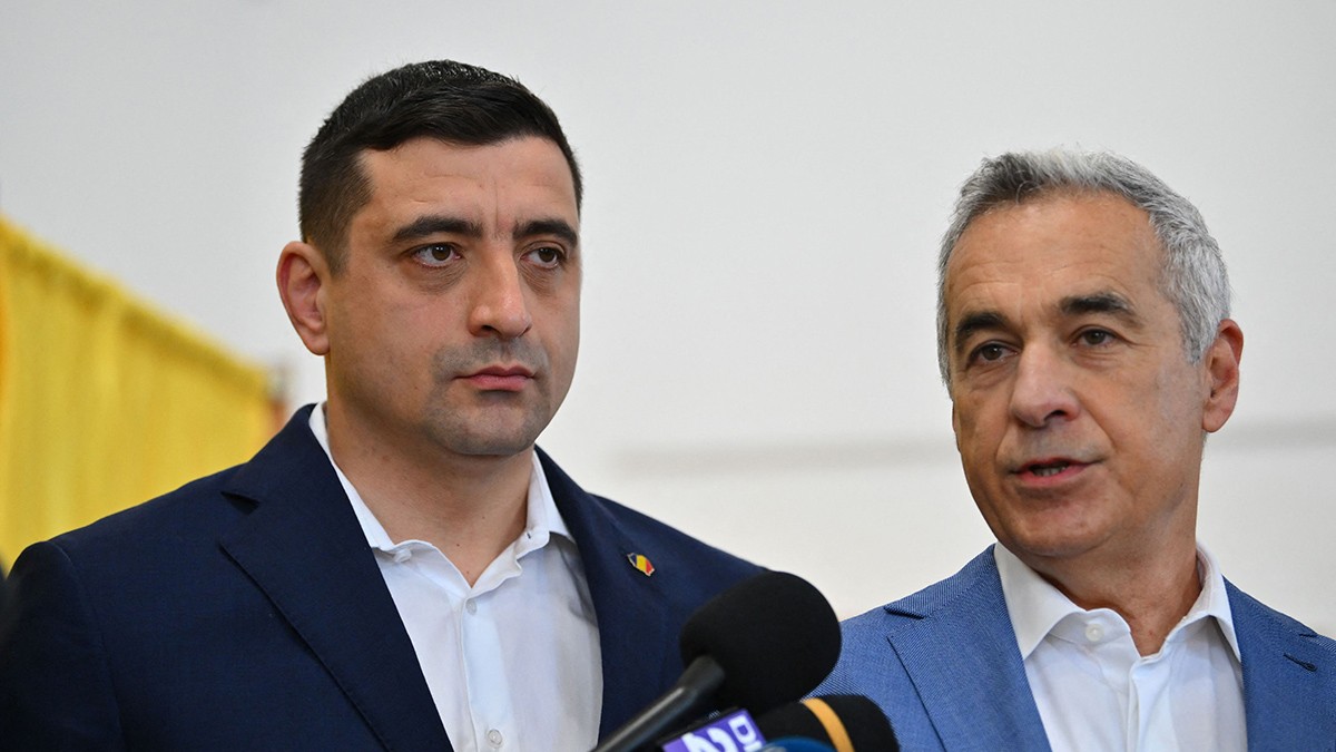 BUCURESTI, ROMÂNIA - 4 MAI: Candidatul prezidențial George Simion, în stânga, își exprimă votul, alături de Călin Georgescu, câștigătorul primului tur al alegerilor anulate de anul trecut, în primul tur al alegerilor prezidențiale reluate la București, România, duminică, 4 mai 2025.