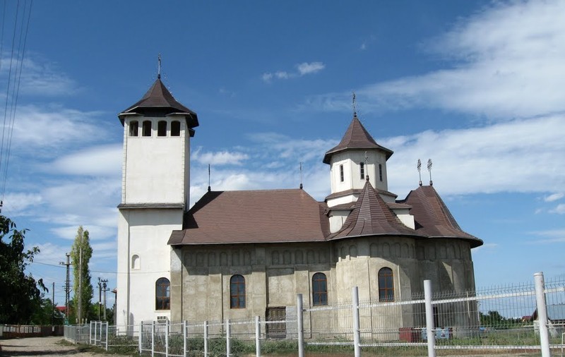 Judecătorii s-au sucit în cazul bărbatului pus să muncească la școală după ce ademenise o fetiță și îl trimit la biserică: „Eroare de transcriere!”