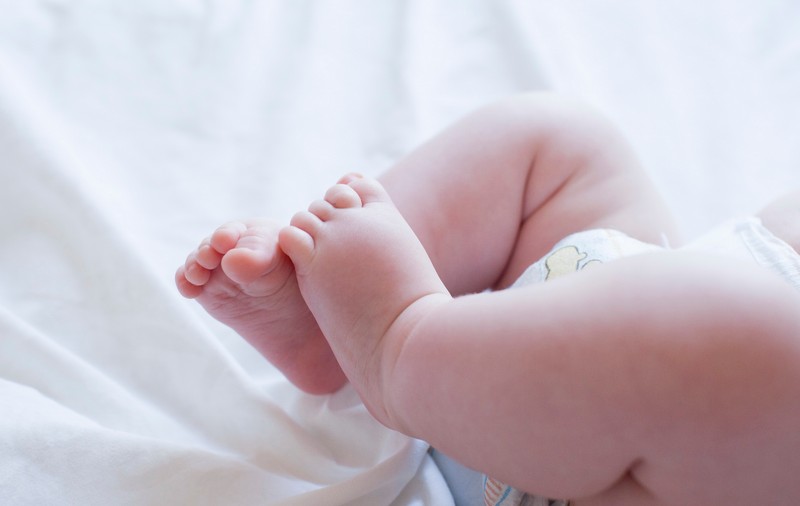 Două fetiţe de 6 luni, ABANDONATE ÎNTR-O SCARĂ DE BLOC din Bucureşti!