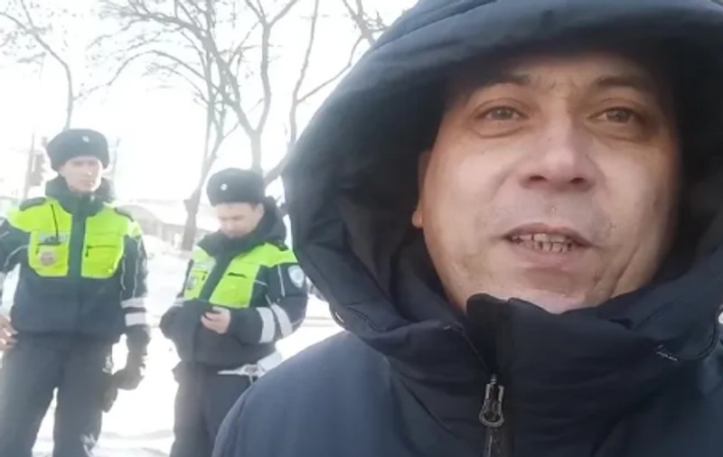 Activist rus din Ufa, 40 de ore de muncă în folosul comunității din cauză că a filmat la un miting împotriva opririi apei calde
