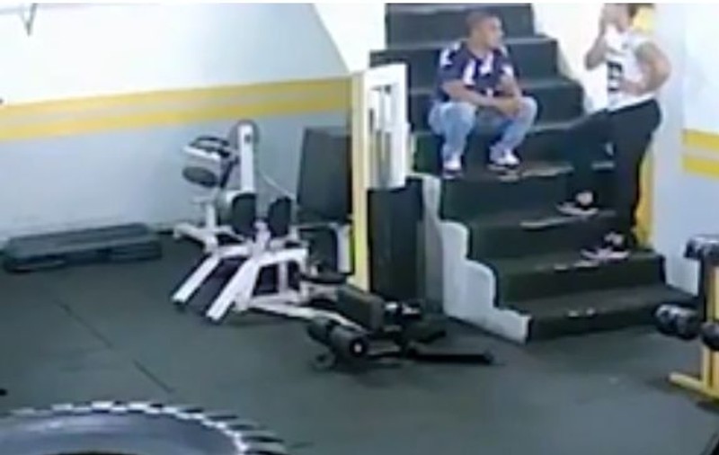 Un culturist și-a bătut fosta iubită pentru că a refuzat să se întoarcă la el. Atac la sala de sport, totul a fost filmat | FOTO