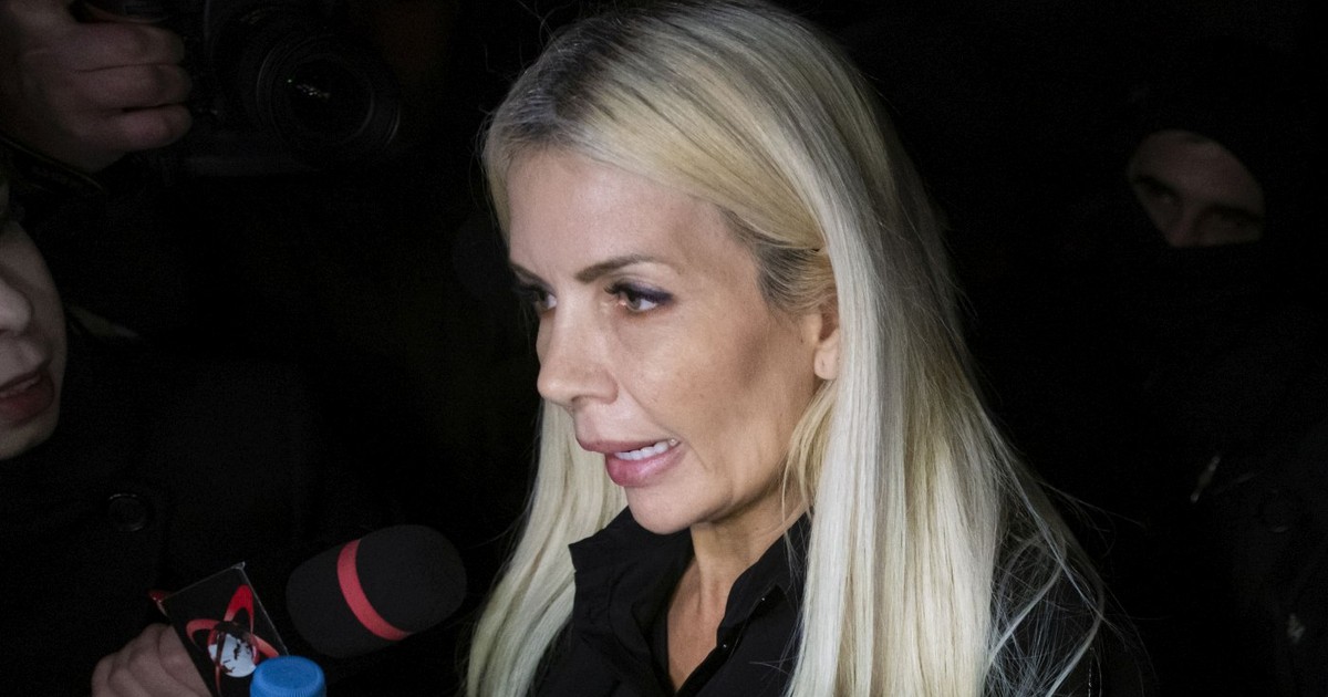 Laura Vicol, imediat după ce a fost reținută de procurorii DIICOT, la ieșirea din instituție.