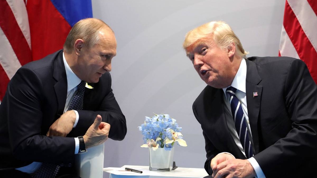 Vladimir Putin, în dreapta, discută cu Donald Trump
