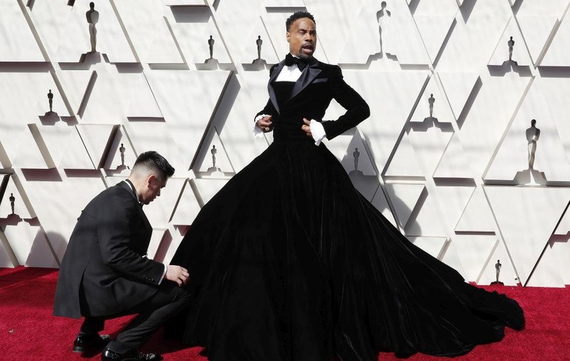 PREMIILE OSCAR 2019 | Cea mai extravagantă ţinută de pe covorul roşu. Un actor a apărut într-o rochie!
