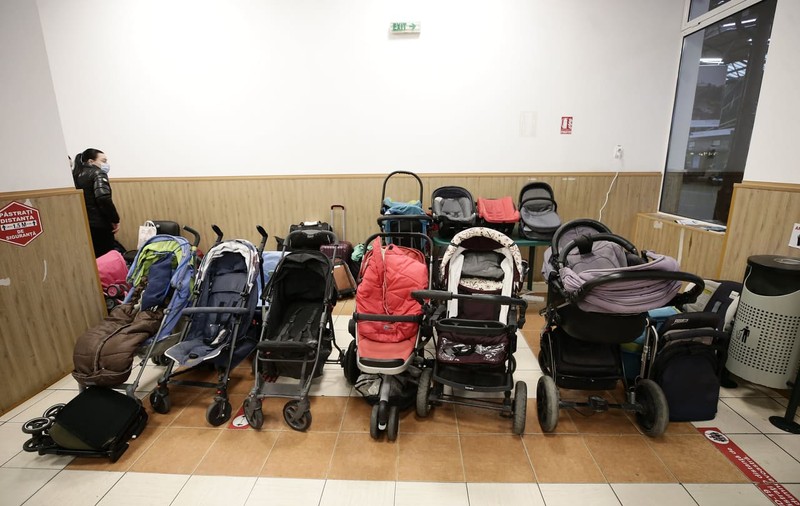 Gest emoționant al femeilor din România: au lăsat cărucioare pentru mamele refugiate din Ucraina, în Gara de Nord