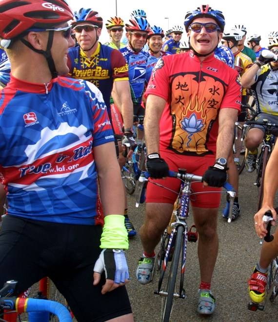 Robin Williams se oplimba mult cu bicicleta