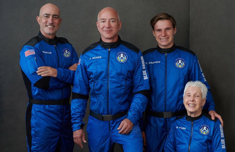 Oliver Daemen, 18 ani, și veterana Wally Funk, 82 ani, cel mai tânăr, respectiv cel mai vârstnic turist spațial, zboară alături de frații Jeff și Mark Bezos | FOTO: Hepta