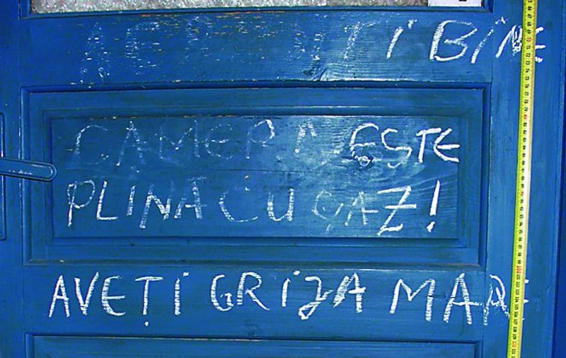 Şi-a pus masca pe faţă şi a dat drumul la butelii