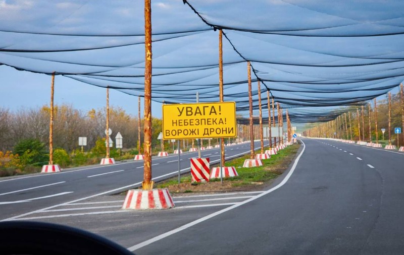Plasele care odinioară prindeau pește acum apără vieți în Ucraina. „Drumurile vieții”, acoperite ca să oprească dronele rusești