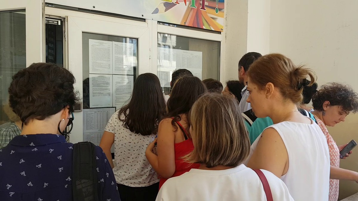 Capitala și trei județe au obținut cele mai bune rezultate la Evaluarea Naţională 2018. Părinţi şi elevi, cu ochii în lacrimi după afişarea rezultatelor la Evaluarea Naţională