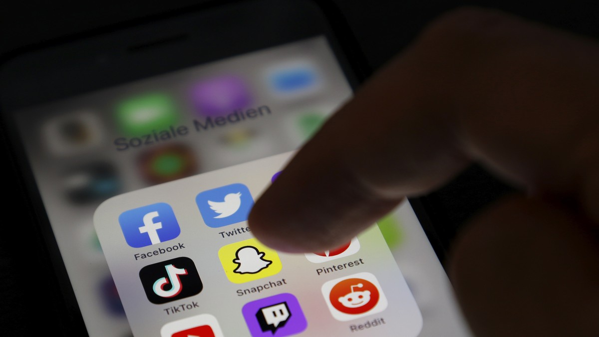 Aplicațiile social media Tiktok, Facebook, Snapchat, Twitter, Reddit, Youtube pe un smartphone. TikTok a depășit Facebook la venituri, dar valorează sub o cincime din capitalizarea companiei lui Mark Zuckerberg