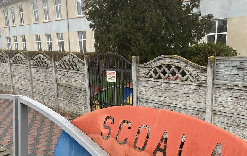 Crăciun cu scandal pe WhatsApp între părinți la o școală din Ciorogârla: „Suntem obligați să dăm sute de lei pentru cadourile doamnelor, să mobilăm și să utilăm clasele"