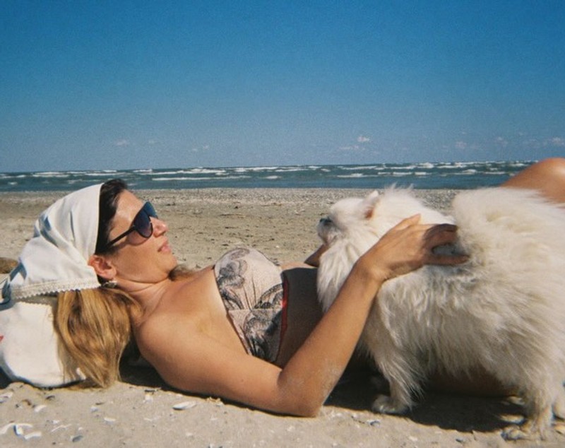 Imagini cu Amalia Enache în costum de baie. Cum a fost surprinsă știrista la plajă