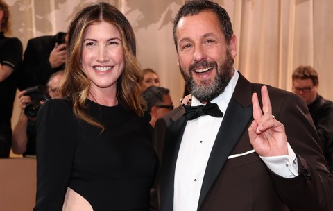 Imagini controversate cu Adam Sandler la apariția de la premiera filmului soției sale. Ținuta care a împărțit internetul în două