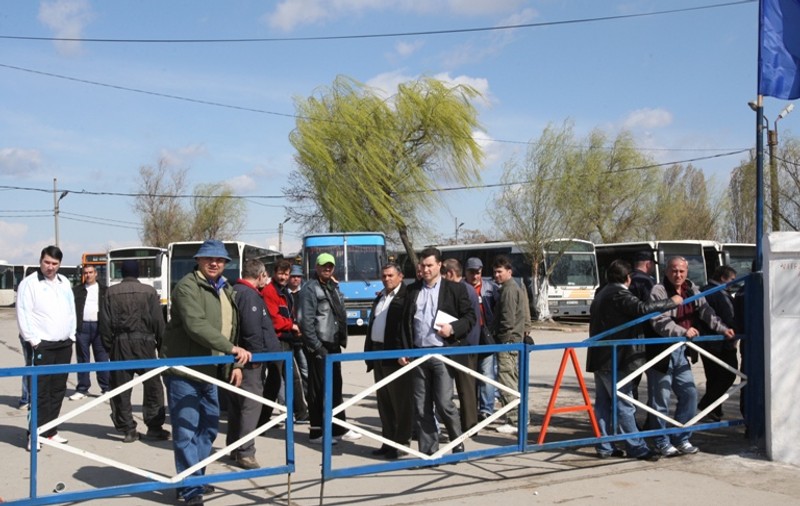 Şoferii RATB care au făcut grevă riscă să fie concediaţi