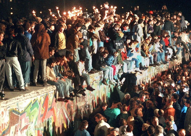 Berlinezii sărbătoresc deschiderea frontierei dintre Germania de Est și Vest pe Zidul Berlinului din Berlin, Germania, 11 noiembrie 1989 / EPA