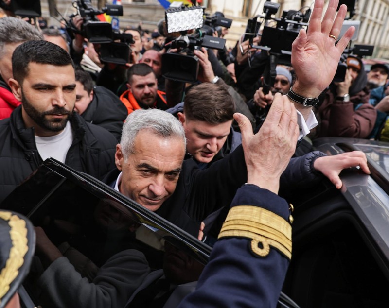 Călin Georgescu, înconjurat de susținători în fața Judecătoriei Sectorului 1: „Sunt nevinovat”. Decizia judecătoriei, amânată