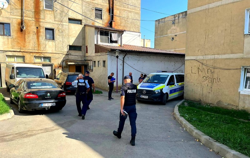 Tată și fiu, prinși de proprietară chiar când dădeau o spargere într-un apartament din Bacău. Cei doi au fost imobilizați de aceasta