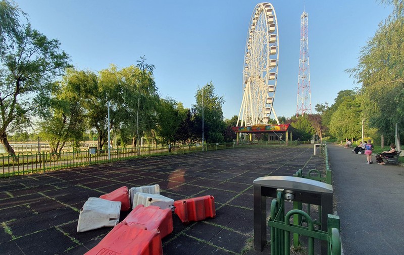 Apocalipsa din Parcul Tei: complexul de distracții abandonat, bănci vandalizate, munți de gunoaie, pontoane devastate. Pericol iminent de tragedii!