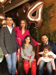 Mădălin Ionescu și Cristina Șișcanu, alături de cei trei copii ai familiei: Ștefania, Filip și Petra