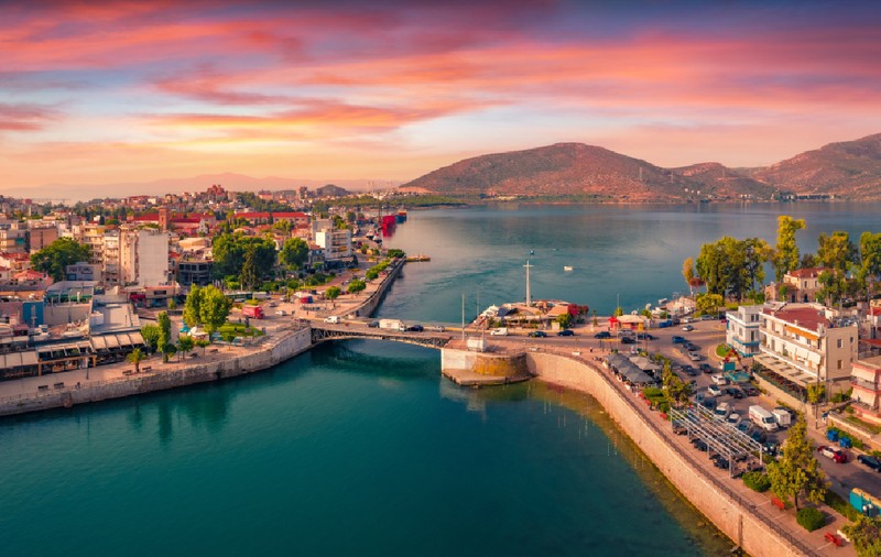 Insula din Grecia care surprinde turiștii cu plajele sale sălbatice: este la doar o oră de mers cu mașina de Atena