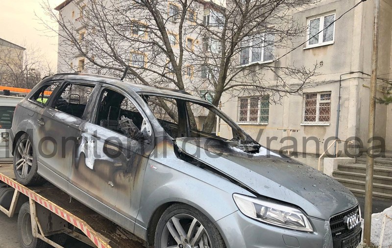 Mașina unui fost șef din Poliție, incendiată în Focșani cu un cocktail Molotov