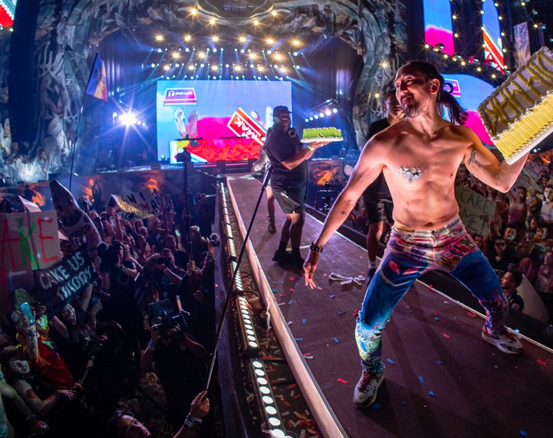 Steve Aoki a aruncat cu torturi la UNTOLD 2022. Imagini din prima zi de festival