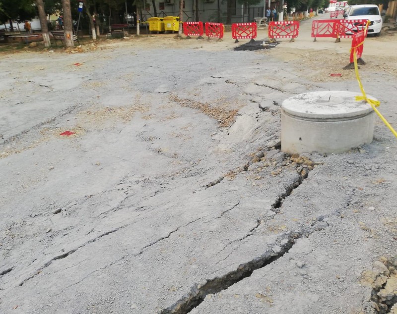 Se surpă din nou pământul la Slănic Prahova. Asfaltul a început iarăși să se crape | VIDEO