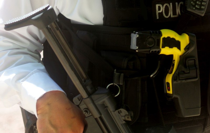 Femeia de 95 de ani, imobilizată cu electroșocuri într-un azil din Australia, a murit. Un polițist, acuzat de agresiune