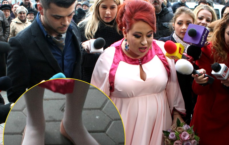 Oana Roman, ce e cu balerinii ăştia? Nu o să-ţi vină să crezi ce imprimeu aveau încălţările vedetei!
