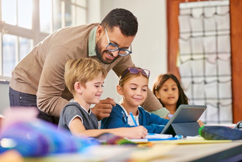 Profesorii moldoveni sunt instruiți digital și participă la diferite cursuri de inițiere în inteligență artificială. Foto: Shutterstock