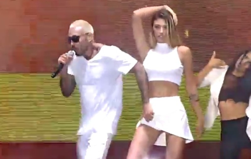 Velea I-A SMULS Antoniei fusta, pe scenă, la Sibiu! Ce show EROTIC au dat în fața publicului | FOTO&VIDEO